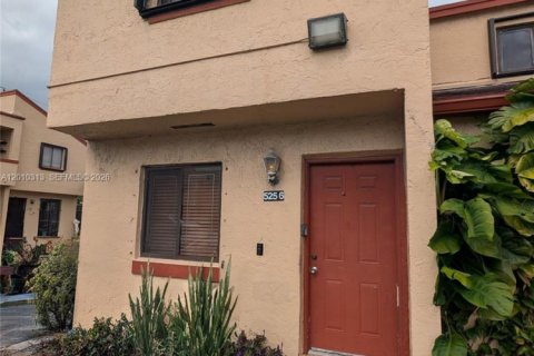 Townhouse in Hialeah, Florida 3 bedrooms, 106.84 sq.m. № 2074296 - photo 2