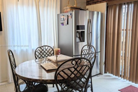 Townhouse in Hialeah, Florida 3 bedrooms, 106.84 sq.m. № 2074296 - photo 4