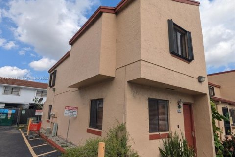 Townhouse in Hialeah, Florida 3 bedrooms, 106.84 sq.m. № 2074296