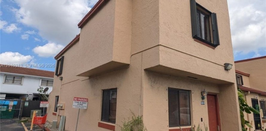 Townhouse in Hialeah, Florida 3 bedrooms, 106.84 sq.m. № 2074296