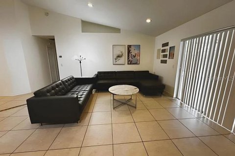 House in Kissimmee, Florida 3 bedrooms, 130.99 sq.m. № 2330298 - photo 3