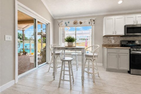 House in The Villages, Florida 3 bedrooms, 142.33 sq.m. № 2217310 - photo 7