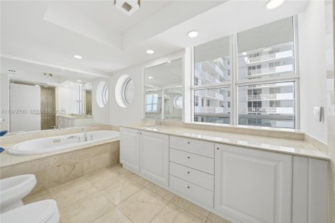 Copropriété à louer à Miami Beach, Floride: 4 chambres, 427.26 m2 № 2041428 - photo 12