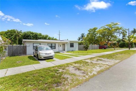 Casa en venta en Hollywood, Florida, 3 dormitorios, 110 m2 № 2153369 - foto 2