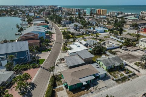 Commercial property in Madeira Beach, Florida 121.89 sq.m. № 1654115 - photo 2
