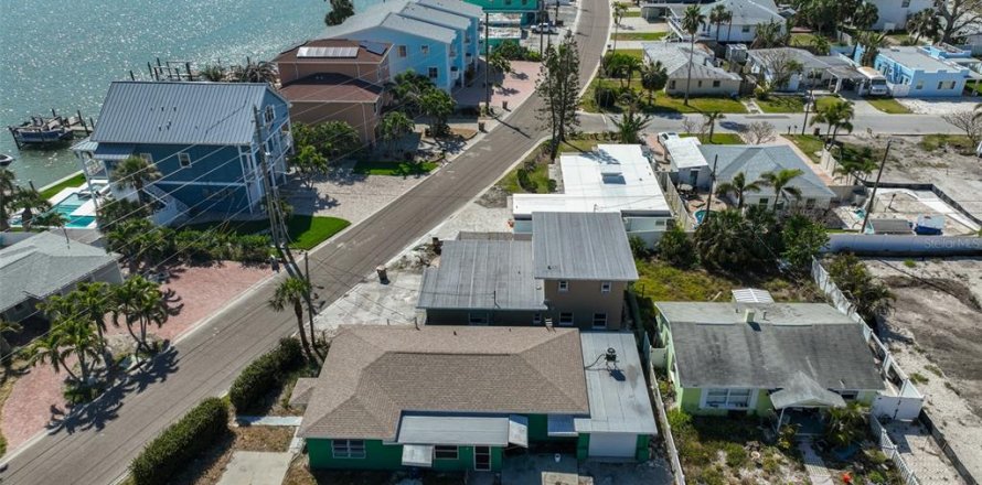 Commercial property in Madeira Beach, Florida 121.89 sq.m. № 1654115