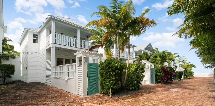 Casa en Islamorada, Village of Islands, Florida 3 dormitorios, 164.25 m2 № 1992991
