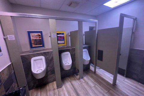Купить коммерческую недвижимость в Уилтон-Мэнорс, Флорида № 2246791 - фото 10