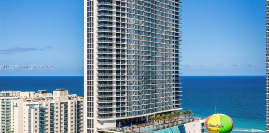 Condominio en Hollywood, Florida, 2 dormitorios  № 2012723