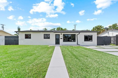 House in Miami, Florida 3 bedrooms, 130.06 sq.m. № 1779493 - photo 24