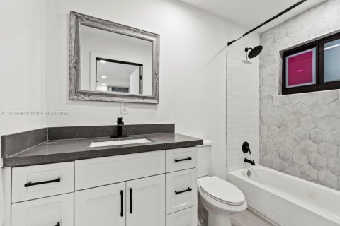 House in Miami, Florida 3 bedrooms, 130.06 sq.m. № 1779493 - photo 9