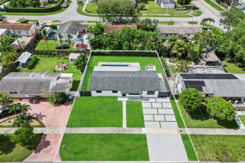 House in Miami, Florida 3 bedrooms, 130.06 sq.m. № 1779493 - photo 1