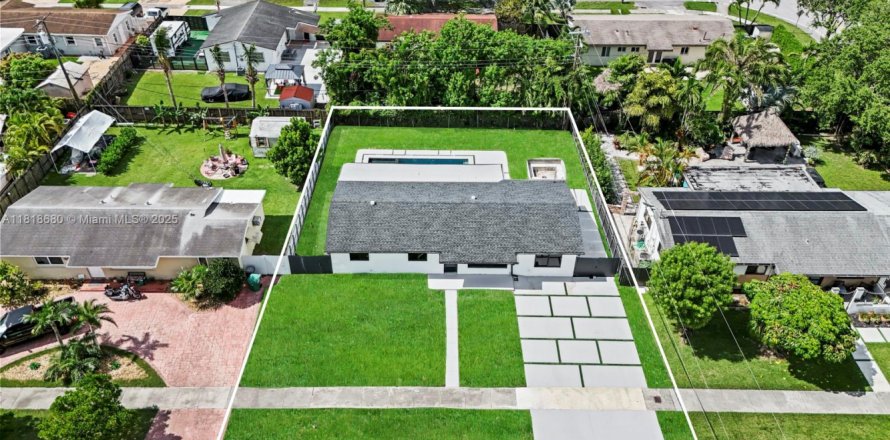 House in Miami, Florida 3 bedrooms, 130.06 sq.m. № 1779493