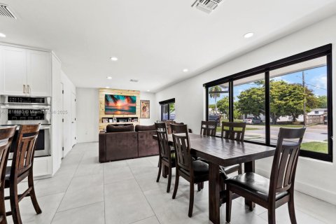 House in Miami, Florida 3 bedrooms, 130.06 sq.m. № 1779493 - photo 27