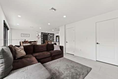 House in Miami, Florida 3 bedrooms, 130.06 sq.m. № 1779493 - photo 8