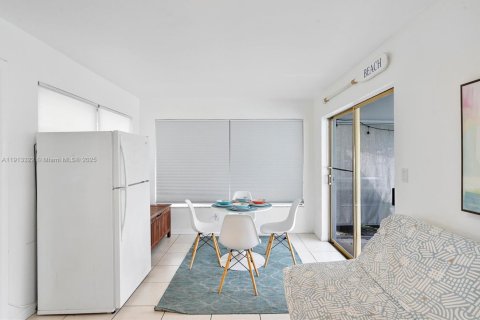 House in Oakland Park, Florida 2 bedrooms, 89.09 sq.m. № 1971185 - photo 10