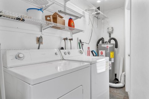 House in Oakland Park, Florida 2 bedrooms, 89.09 sq.m. № 1971185 - photo 15