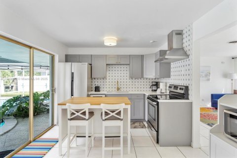 House in Oakland Park, Florida 2 bedrooms, 89.09 sq.m. № 1971185 - photo 6