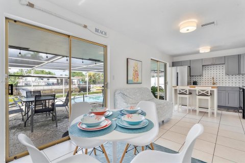 House in Oakland Park, Florida 2 bedrooms, 89.09 sq.m. № 1971185 - photo 9