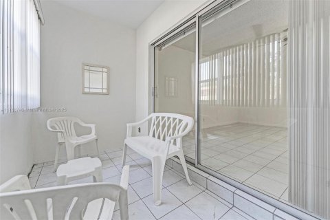 Copropriété à vendre à Hallandale Beach, Floride: 1 chambre, 71.53 m2 № 1863285 - photo 22