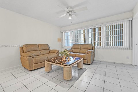 Copropriété à vendre à Hallandale Beach, Floride: 1 chambre, 71.53 m2 № 1863285 - photo 8