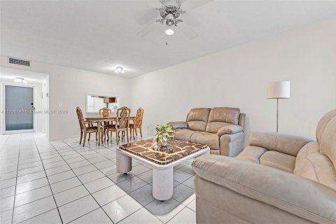 Copropriété à vendre à Hallandale Beach, Floride: 1 chambre, 71.53 m2 № 1863285 - photo 9