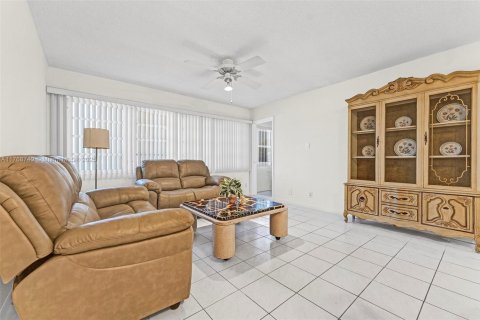 Copropriété à vendre à Hallandale Beach, Floride: 1 chambre, 71.53 m2 № 1863285 - photo 12