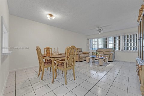 Copropriété à vendre à Hallandale Beach, Floride: 1 chambre, 71.53 m2 № 1863285 - photo 10