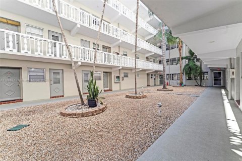 Copropriété à vendre à Hallandale Beach, Floride: 1 chambre, 71.53 m2 № 1863285 - photo 1