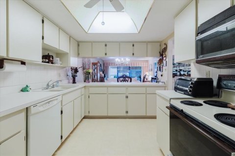 Condo in Port Richey, Florida, 2 bedrooms  № 1916621 - photo 26