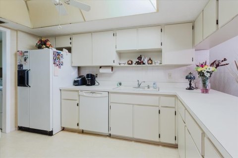 Condo in Port Richey, Florida, 2 bedrooms  № 1916621 - photo 22