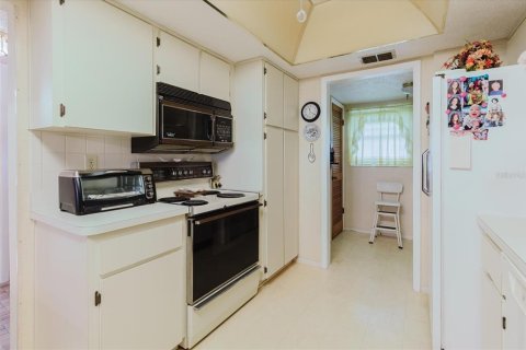Condo in Port Richey, Florida, 2 bedrooms  № 1916621 - photo 24