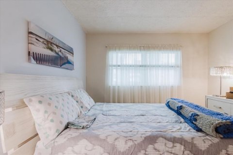 Condo in Port Richey, Florida, 2 bedrooms  № 1916621 - photo 17