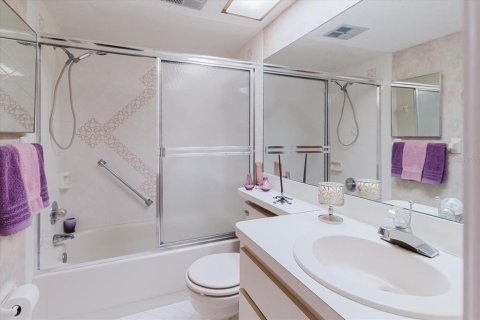 Condo in Port Richey, Florida, 2 bedrooms  № 1916621 - photo 3