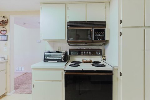 Condo in Port Richey, Florida, 2 bedrooms  № 1916621 - photo 25