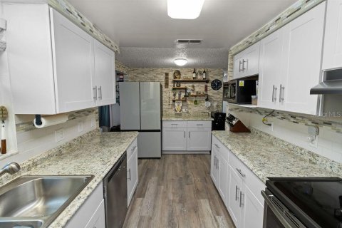 House in Port Richey, Florida 2 bedrooms, 89.19 sq.m. № 1848627 - photo 8