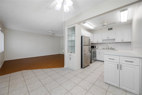 Condo in Seminole, Florida, 2 bedrooms  № 2099234 - photo 6
