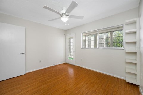 Condo in Seminole, Florida, 2 bedrooms  № 2099234 - photo 18