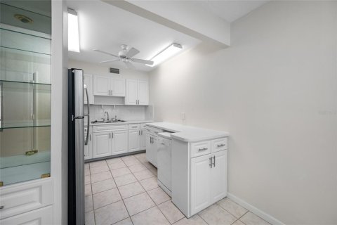 Condo in Seminole, Florida, 2 bedrooms  № 2099234 - photo 9
