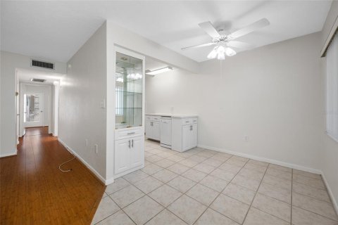 Condo in Seminole, Florida, 2 bedrooms  № 2099234 - photo 5