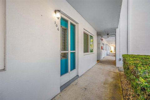 Condo in Seminole, Florida, 2 bedrooms  № 2099234 - photo 2
