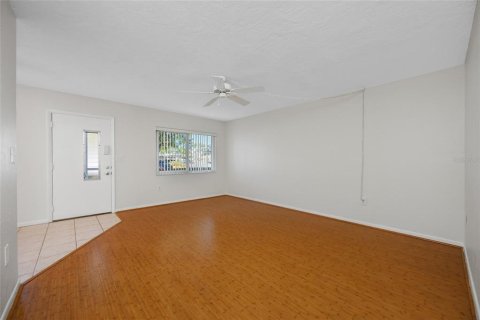 Condo in Seminole, Florida, 2 bedrooms  № 2099234 - photo 3