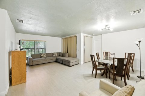 Condo in Coconut Creek, Florida, 3 bedrooms  № 2153912 - photo 3