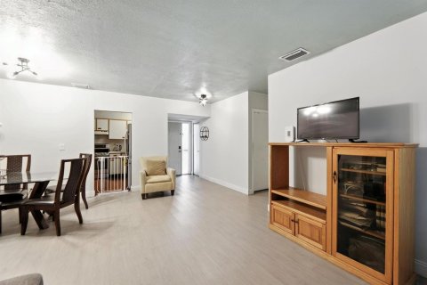 Condo in Coconut Creek, Florida, 3 bedrooms  № 2153912 - photo 4