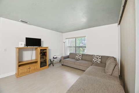 Condo in Coconut Creek, Florida, 3 bedrooms  № 2153912 - photo 10