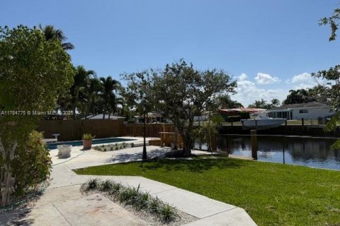 House in Pompano Beach, Florida 3 bedrooms, 183.2 sq.m. № 1708707 - photo 8