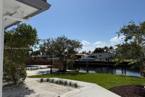 House in Pompano Beach, Florida 3 bedrooms, 183.2 sq.m. № 1708707 - photo 7