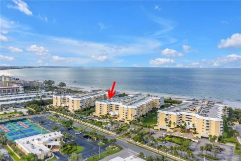 Condo in Saint Pete Beach, Florida, 2 bedrooms  № 1870354 - photo 1