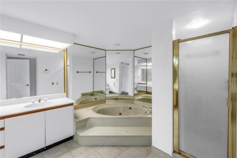 Condo in Saint Pete Beach, Florida, 2 bedrooms  № 1870354 - photo 24