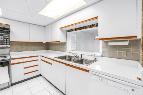 Condo in Saint Pete Beach, Florida, 2 bedrooms  № 1870354 - photo 10